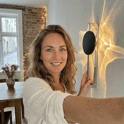 VALI – Modern LED Vägglampa i Rostfritt Stål med Skulpturalt Ljusspel för Sovrum, Hall & Vardagsrum
